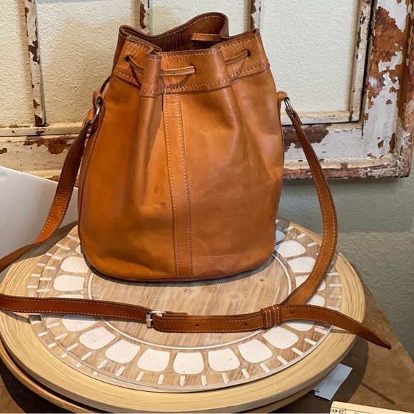 Leaders in leather tan leather drawstring bucket bag - Picture 2 of 12